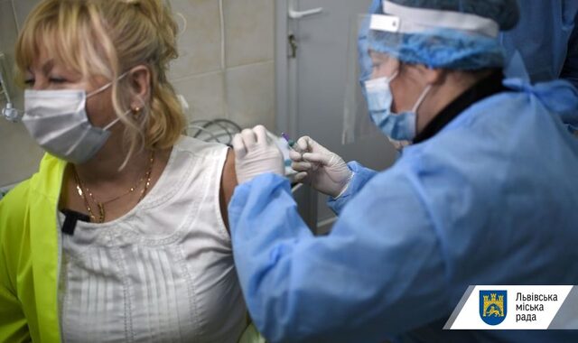 Фото до матеріалу: щеплення від коронавірусу