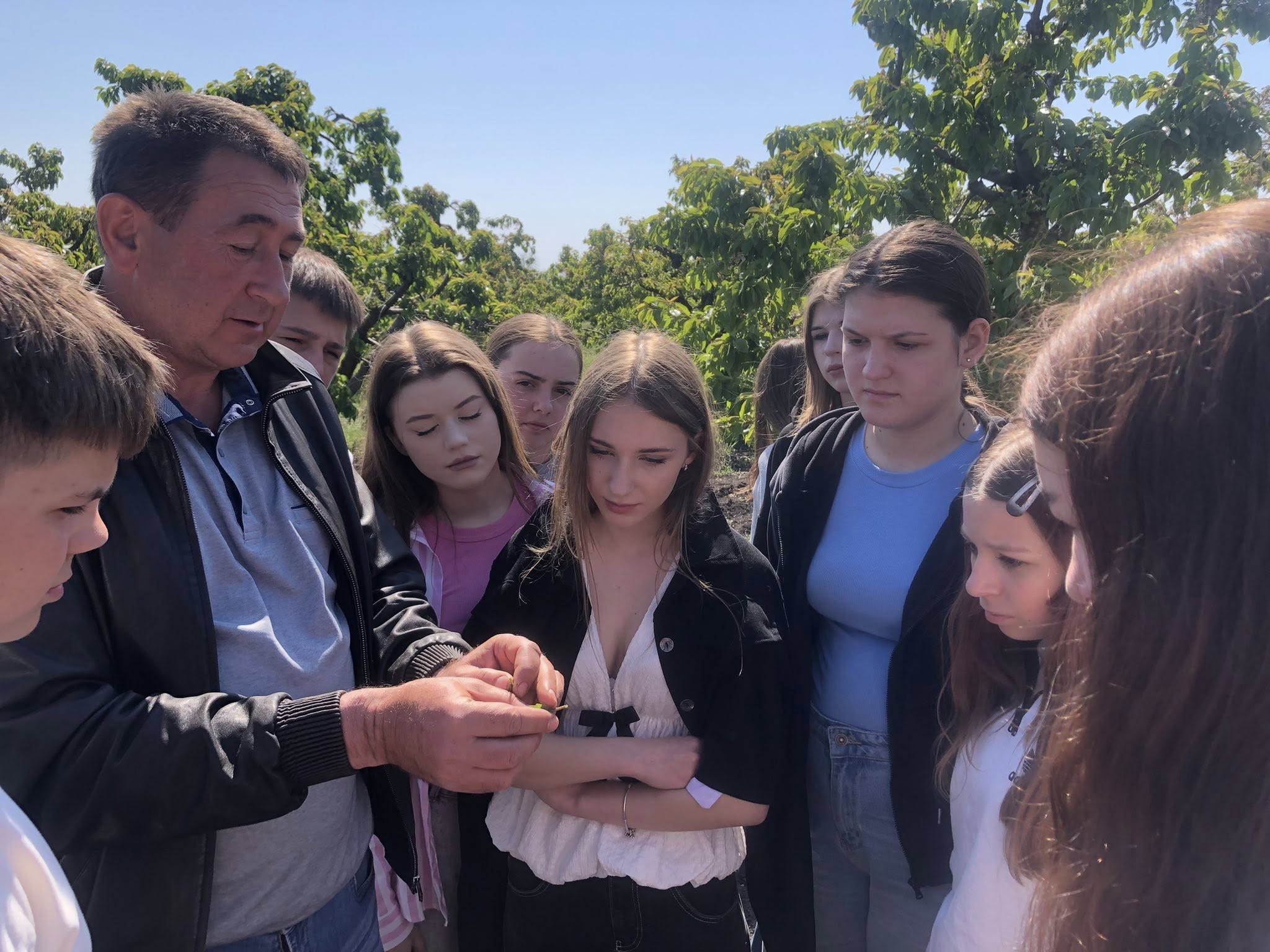 Фото до матеріалу: Учні Кривоозерського ліцею відкрили очима сучасне садівництво