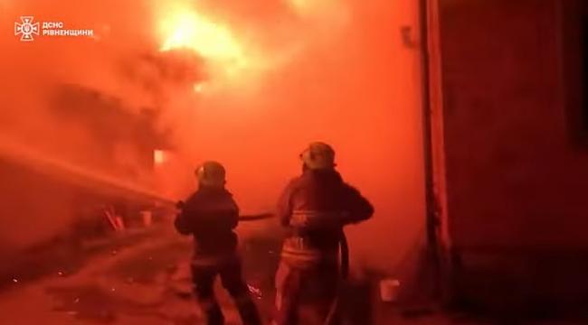 Фото до матеріалу: У Рівненському районі вночі згоріла господарська будівля: рятувальники врятували житловий будинок