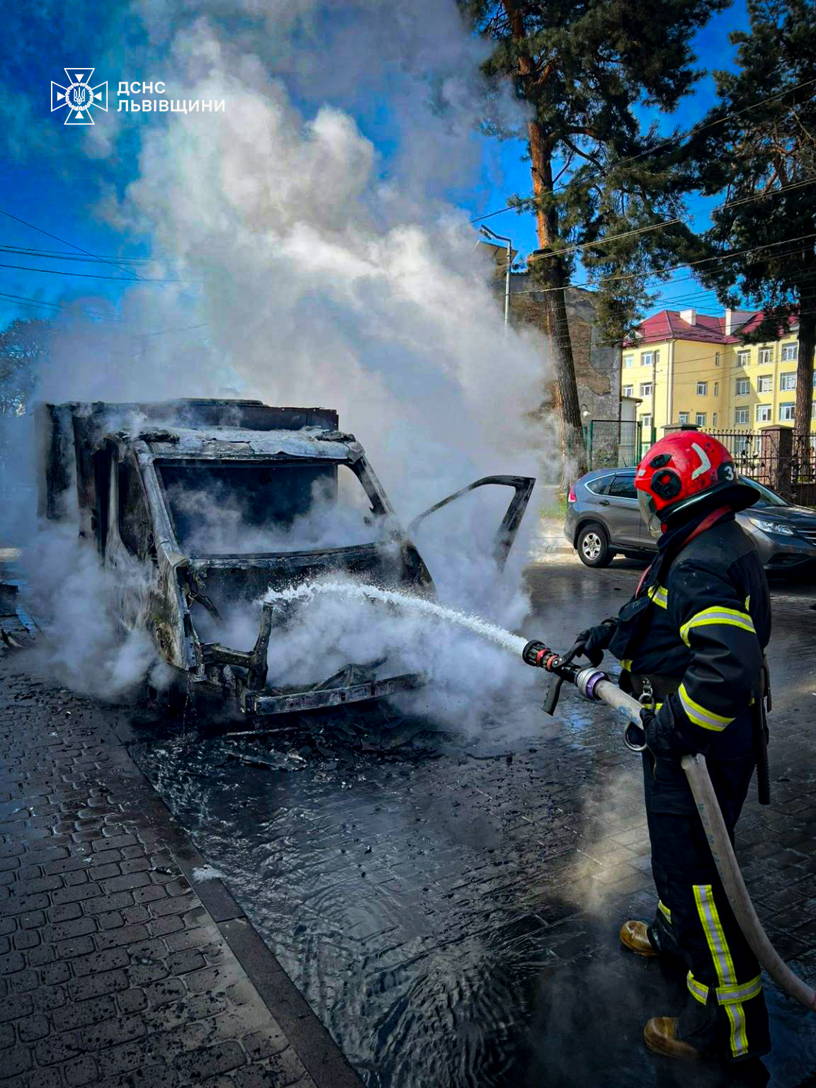 Фото до матеріалу: Поблизу Львова горить інкасаторська «Ощадбанку»: відео з місця пожежі