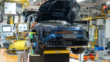 Фото до матеріалу: Porsche продала частку у Bugatti: Мате Рімац отримав повний контроль над легендарним брендом