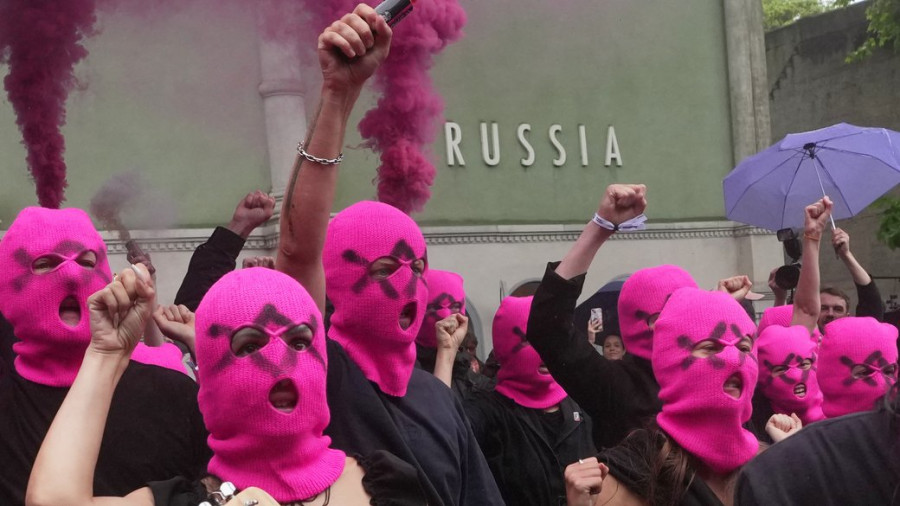 Фото до матеріалу: Pussy Riot та Femen протестували біля російського павільйону на Венеційській бієнале