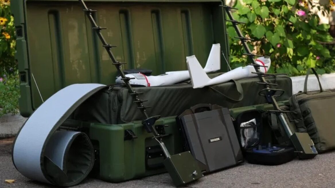 Фото до матеріалу: Українська Farsight Vision навчила нейромережу розпізнавати антени РЕБ та сліди коліс на знімках