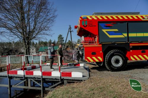 Фото до матеріалу: Лісники України отримали нові пожежні машини: замість ЗІЛ-131 — сучасна техніка з цистерною на 4,5 тонни