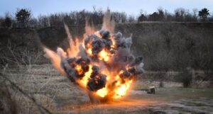 Фото до матеріалу: Запорізька молодь вийшла з картонками на мітинг: реакція