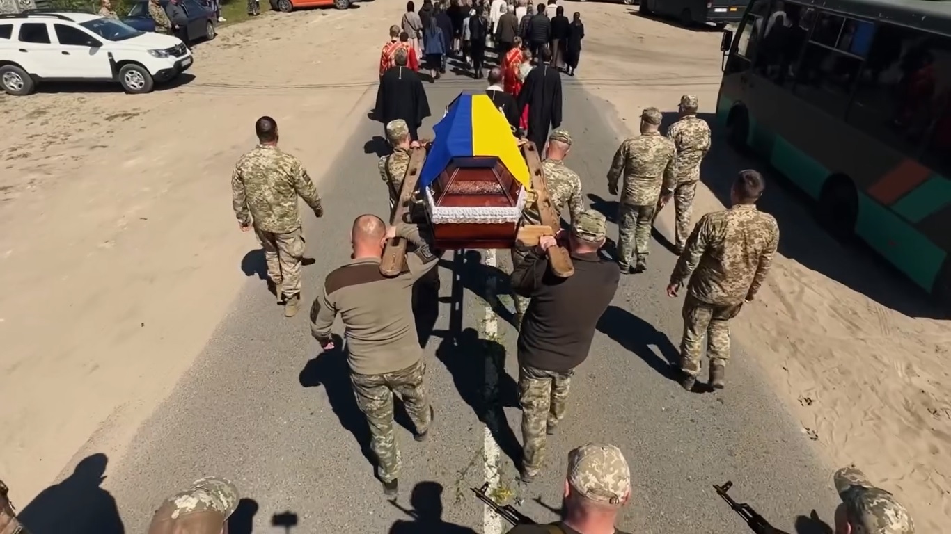 Фото до матеріалу: У Шацькій громаді провели останню дорогу двоє Героїв