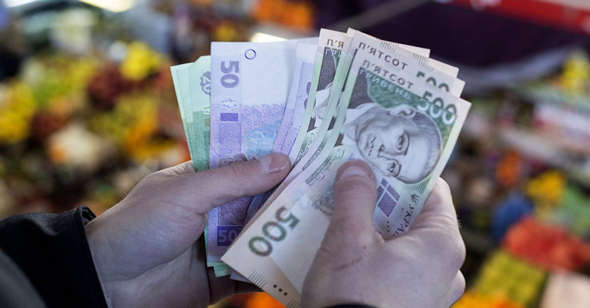 Фото до матеріалу: Пенсіонери та соціально вразливі отримують допомогу 1500 гривень у травні