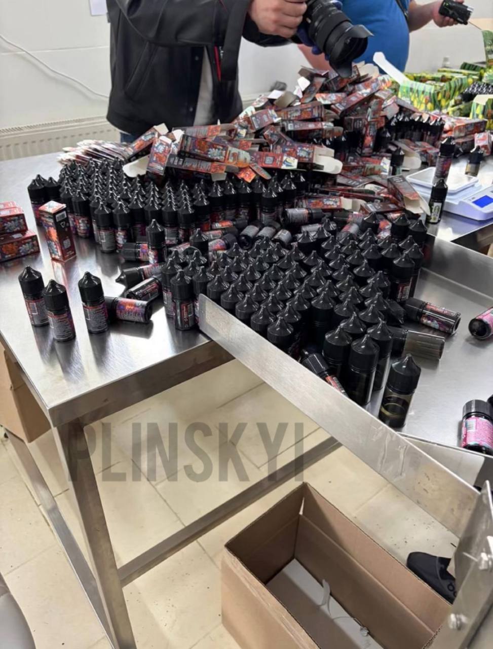 Фото до матеріалу: Облави на вейпи: БЕБ і поліція перевіряють 12 регіонів на нелегальний ринок