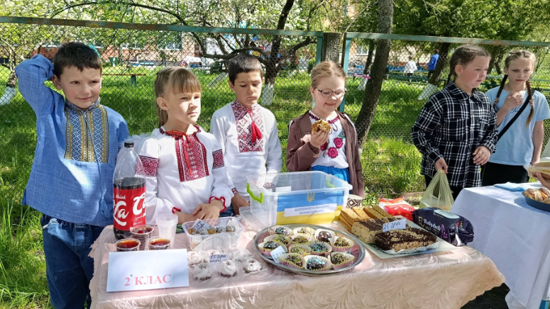 Фото до матеріалу: У Сторожівській гімназії провели свято до Дня матері та благодійний ярмарок на підтримку ЗСУ