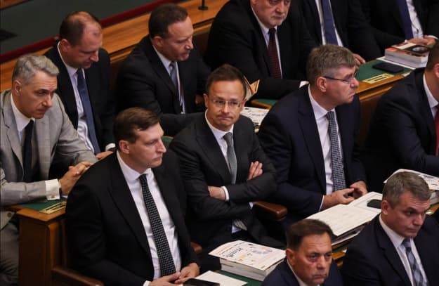 Фото до матеріалу: В Угорщині почав роботу новий парламент, на будівлю повернули прапор ЄС