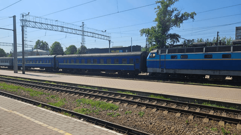 Фото до матеріалу: Пошкоджений обстрілом поїзд №101/102 пройшов Полтавщину за графіком