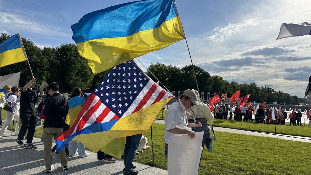 Фото до матеріалу: Українці та американці протестували проти ходу «Безсмертного полку» у Вашингтоні