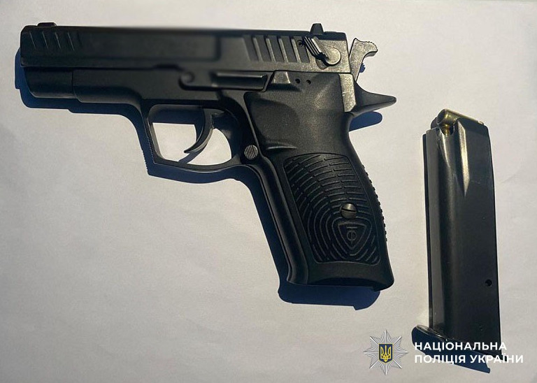 Фото до матеріалу: У Києві охоронця побив і погрожував зброєю через собаку