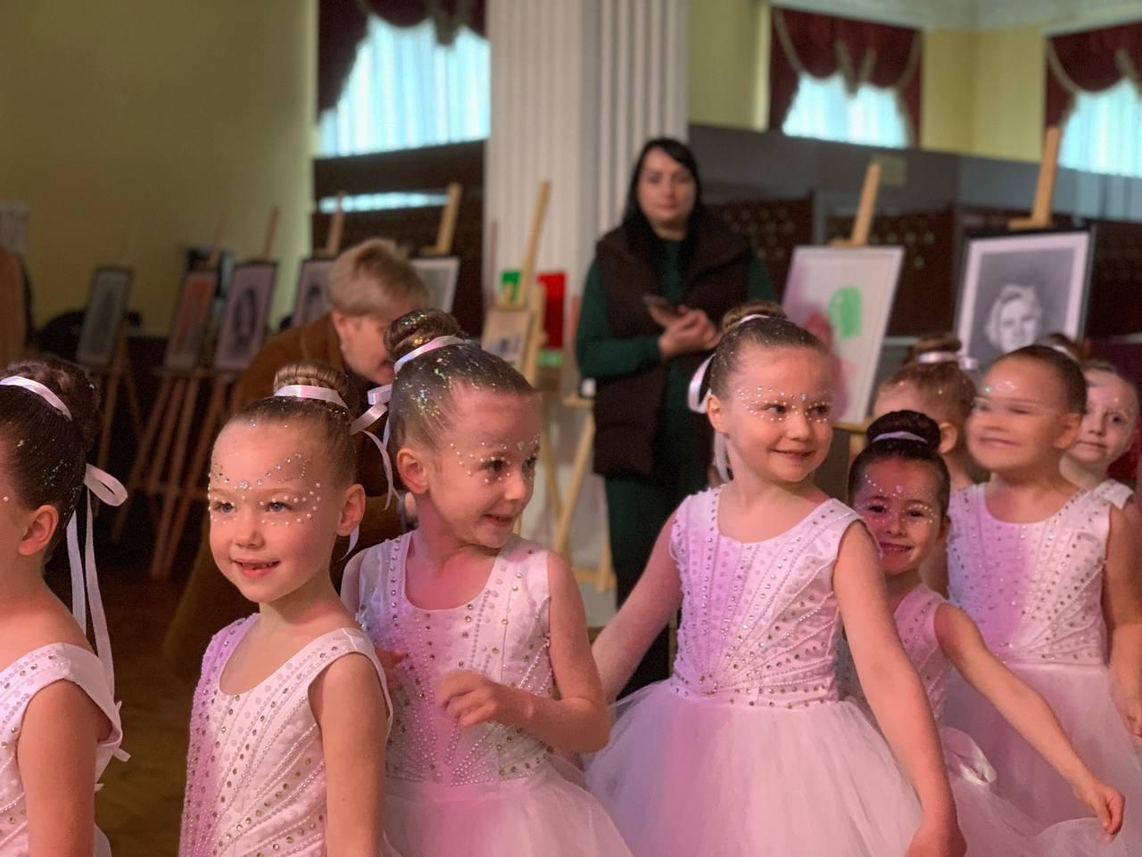 Фото до матеріалу: Бал у стилі «Бріджертонів»: як обласна філармонія зібравла 15 тисяч гривень на допомогу онкохворим дітям