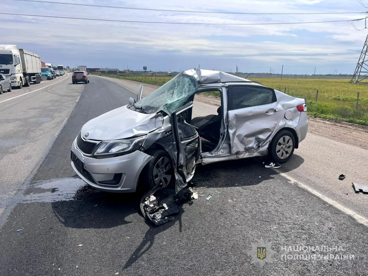 Фото до матеріалу: ДТП біля Усатового: зіткнення авто та вантажівки призвело до затору на об'їзній