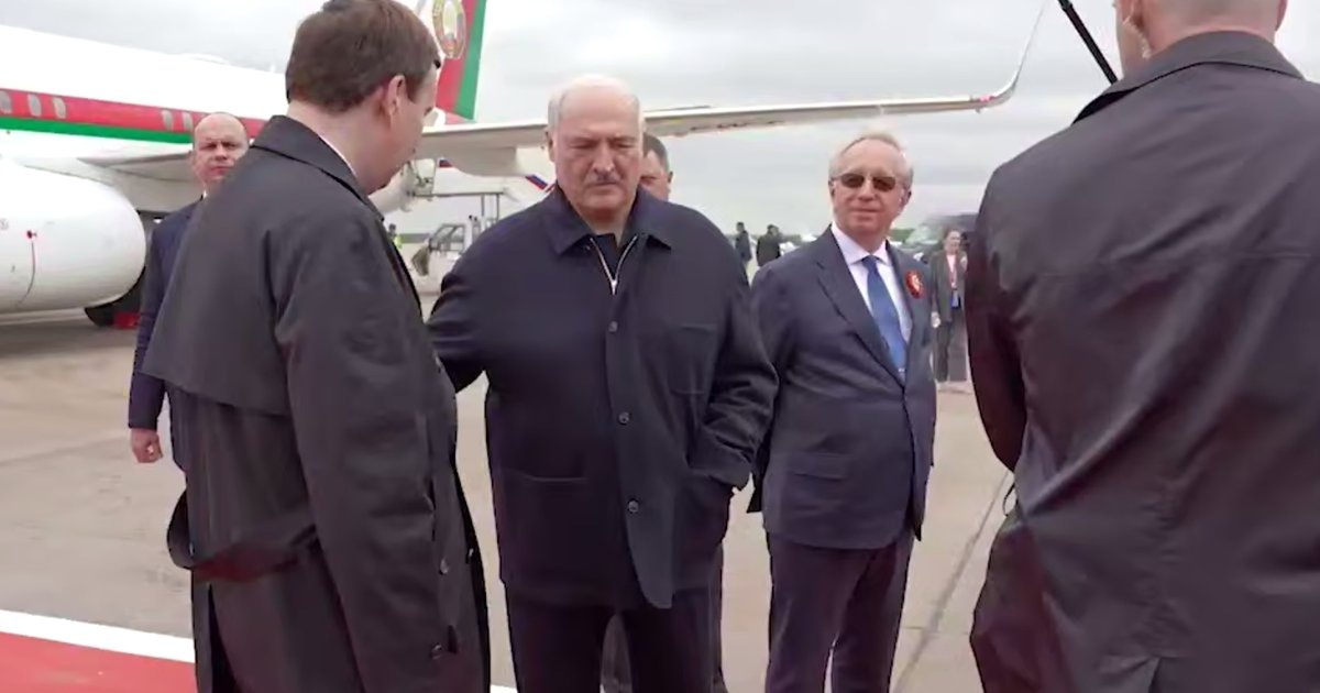 Фото до матеріалу: Лукашенко вже прилетів: стало відомо, хто все-таки з'явиться на парад у Москву