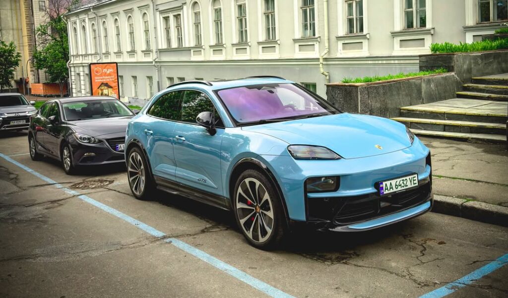 Фото до матеріалу: В Києві помітили найдинамічніший Porsche Macan в історії бренду