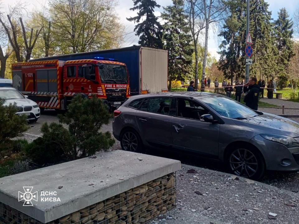 Фото до матеріалу: У Києві через атаку дронів сталася ДТП з постраждалими