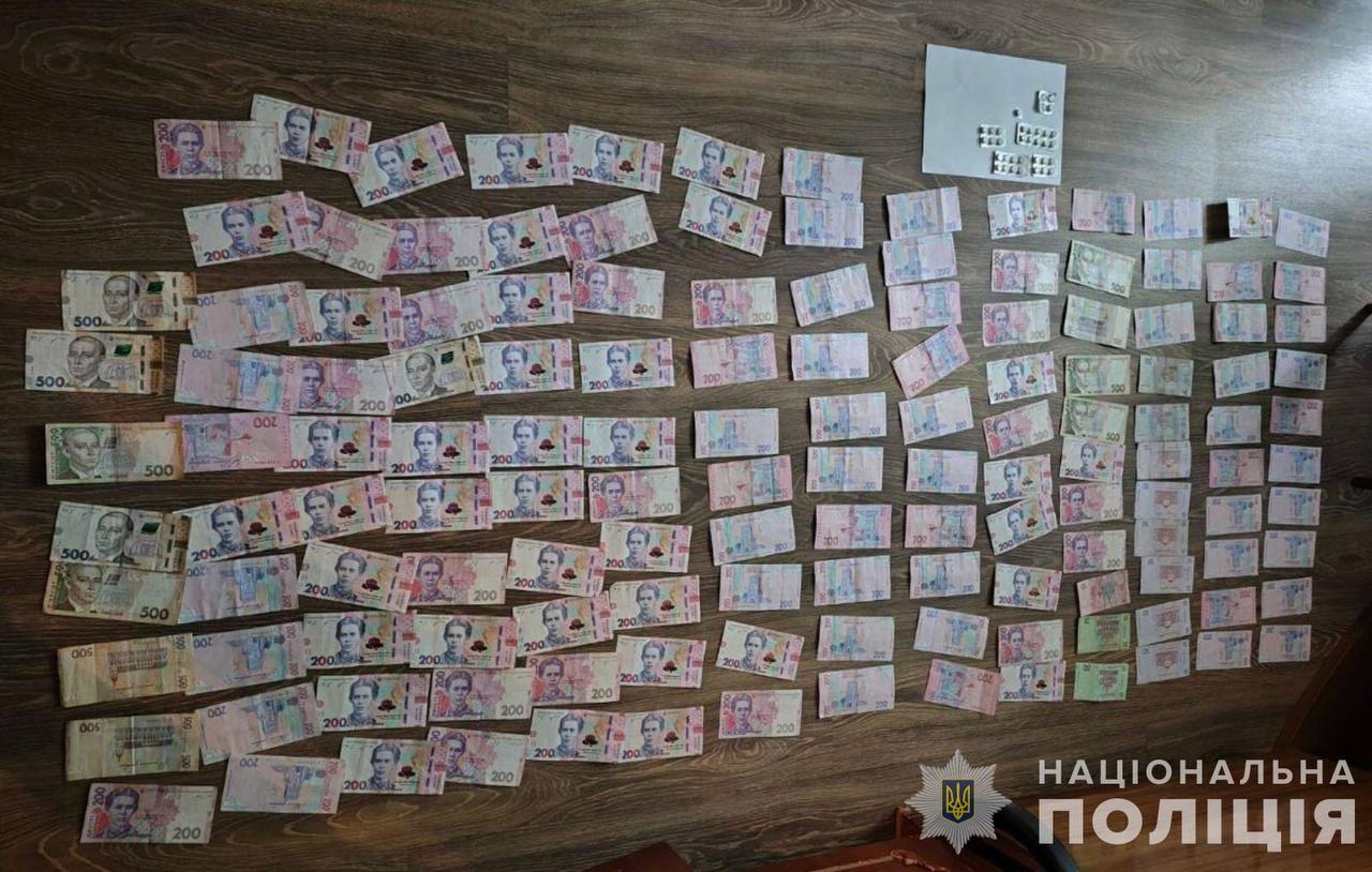 Фото до матеріалу: Поліція Кривого Рогу затримала наркозбувача з 30 пігулками метадону