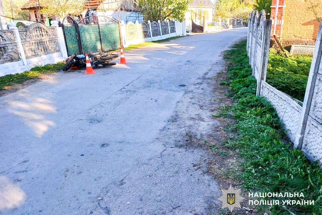 Фото до матеріалу: У селі Підгайці мотоцикліст в'їхав у бетонну огорожу