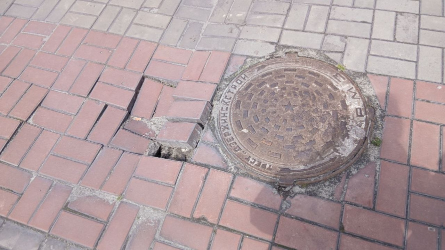 Фото до матеріалу: Небезпека під ногами: на площі Калнишевського в Кам'янському просідає плитка