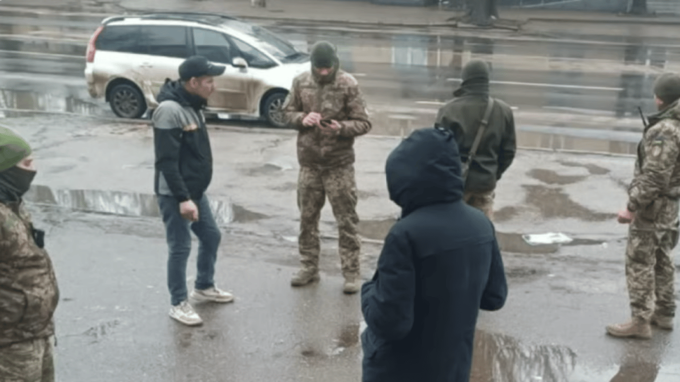 Фото до матеріалу: Чоловік стріляв у військових ТЦК з пістолету: як покарав суд