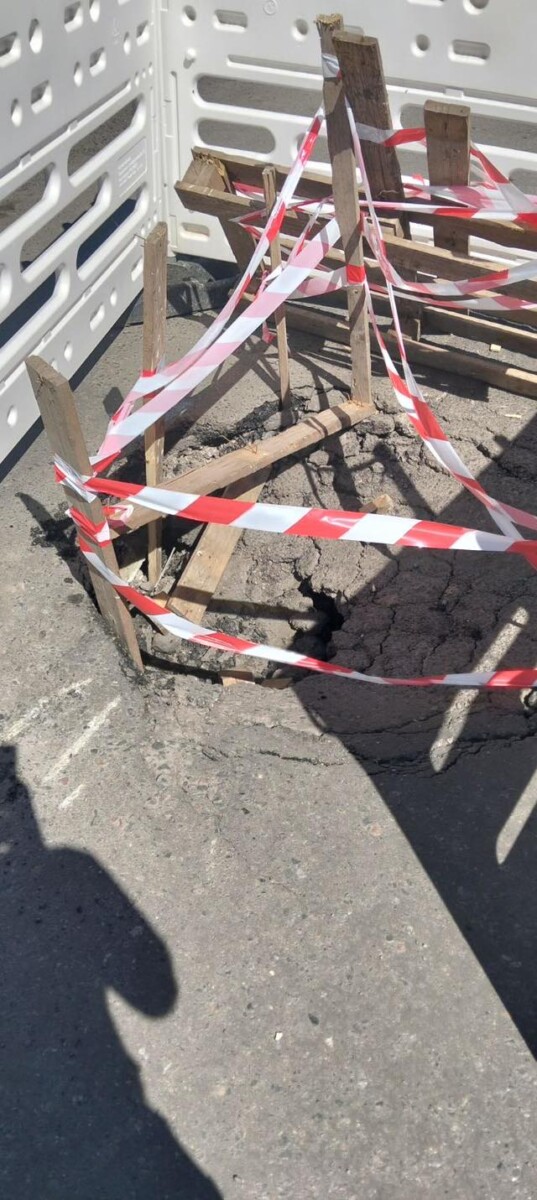 Фото до матеріалу: У Львові автобус провалився колесом у велику яму на дорозі (ФОТО)
