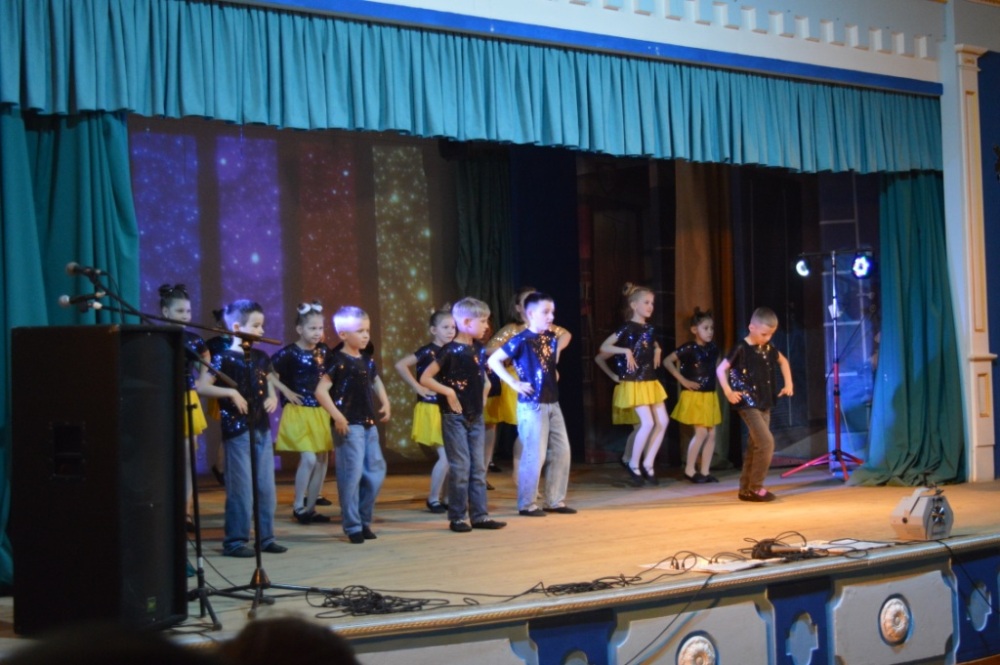 Фото до матеріалу: Благодійний концерт у Володимирецькому ліцеї: учні та вчителі зібрали 28 тисяч гривень