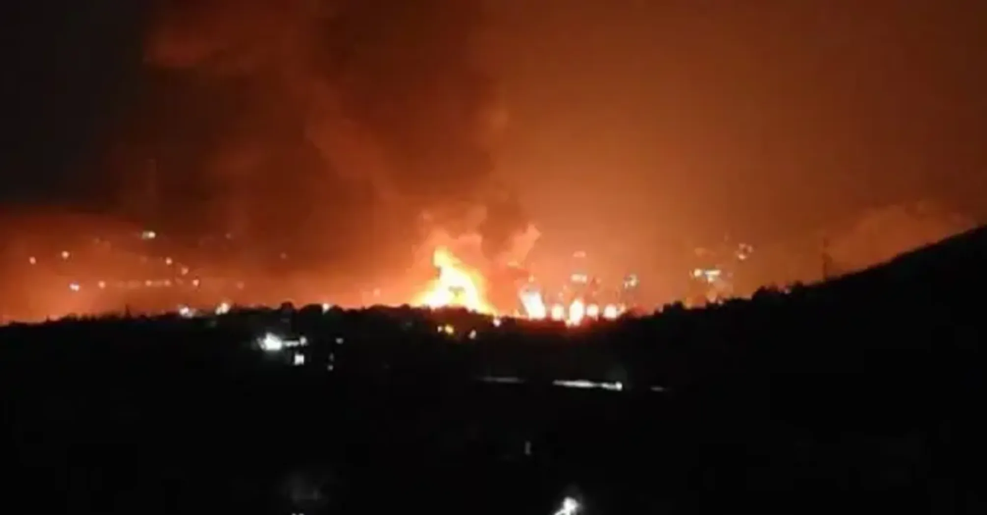 Фото до матеріалу: Дрони атакували Туапсе: горить НПЗ, в аеропортах запровадили обмеження