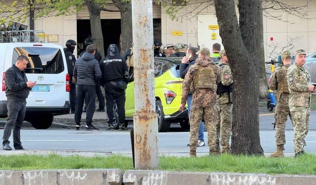Фото до матеріалу: Трагедія на Деміївській: чому пенсіонер з карабіном вбив 7 людей у Києві