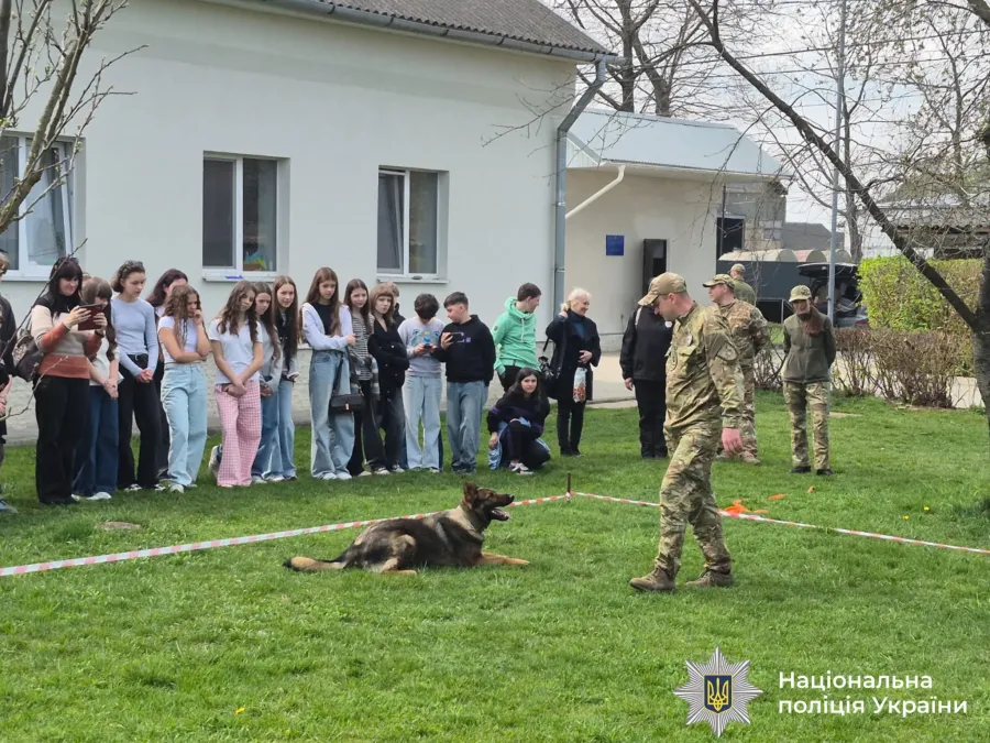Фото до матеріалу: У Калуші школярі відвідали кінологічний центр поліції і побачили роботу службових собак