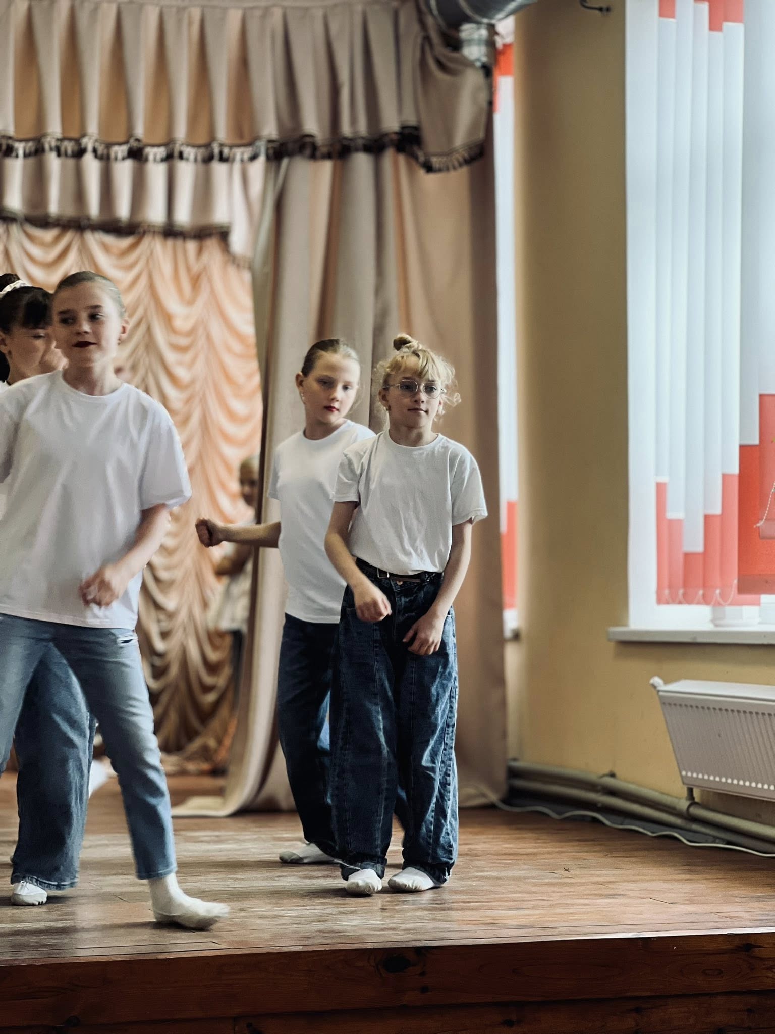Фото до матеріалу: У Смідині відсвяткували День матері: учні ліцею подарували матерям пісні та слова вдячності