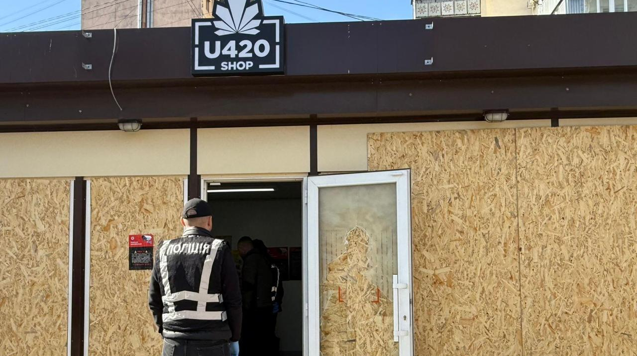 Фото до матеріалу: "Сувенірні канабіноїди": поліція проводить обшуки в мережі магазинів U420