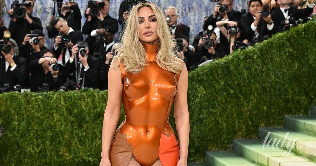 Фото до матеріалу: Кім Кардашян з'явилася на Met Gala у скульптурному нагруднику, який фарбували в автомайстерні
