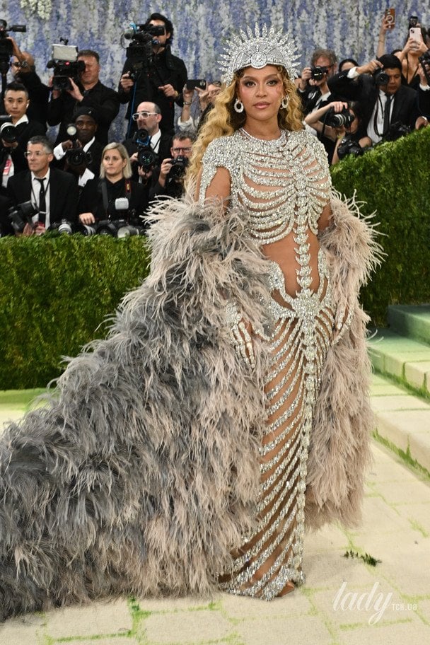 Фото до матеріалу: Світовий фурор: Бейонсе повернулася на Met Gala у сукні-скелеті та короні