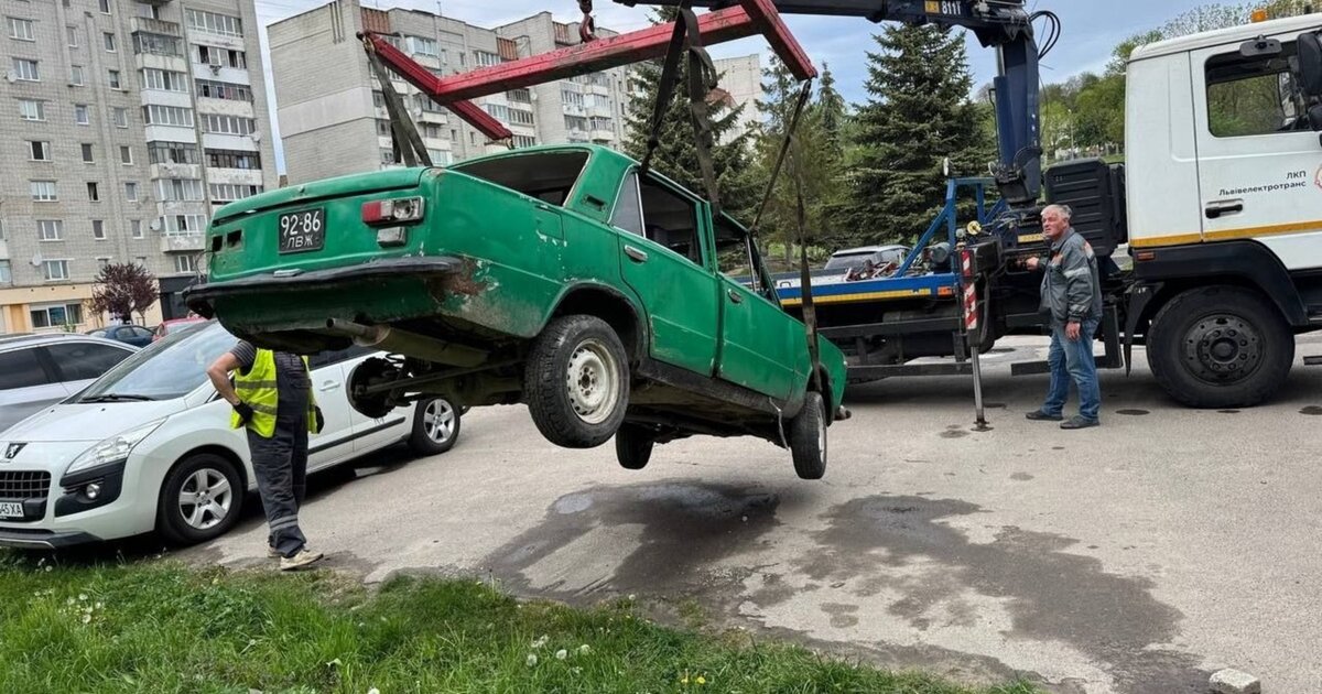 Фото до матеріалу: У Львові з вулиць забрали ще п'ять покинутих автівок
