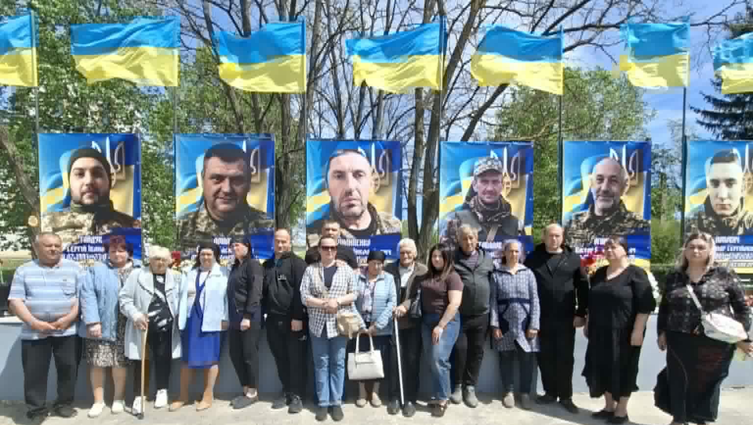 Фото до матеріалу: Рідні загиблих воїнів на Лисянщині відкрили банери в їх честь