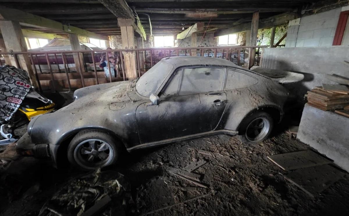 Фото до матеріалу: У старому сараї знайшли культовий Porsche 70-х: авто простояло там 30 років