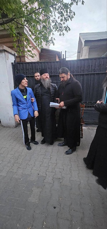 Фото до матеріалу: Затримання архімандрита Сергія у Чернівцях викликало акцію протесту віруючих