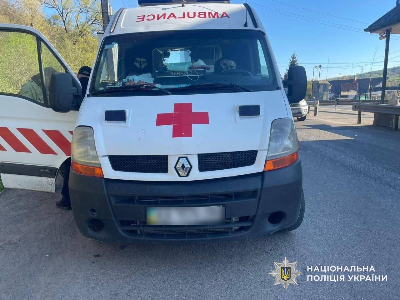 Фото до матеріалу: На Закарпатті затримали «швидку» з двома ухилянтами та 14 тисячами доларів