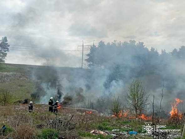 Фото до матеріалу: Рятувальники ліквідували 19 пожеж на Вінниччині: займання атракціону у Вінниці та інциденти у селах