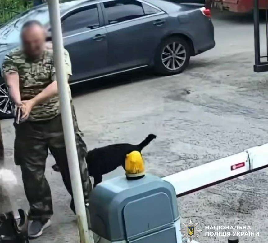 Фото до матеріалу: У Києві охоронця побив і погрожував зброєю через собаку