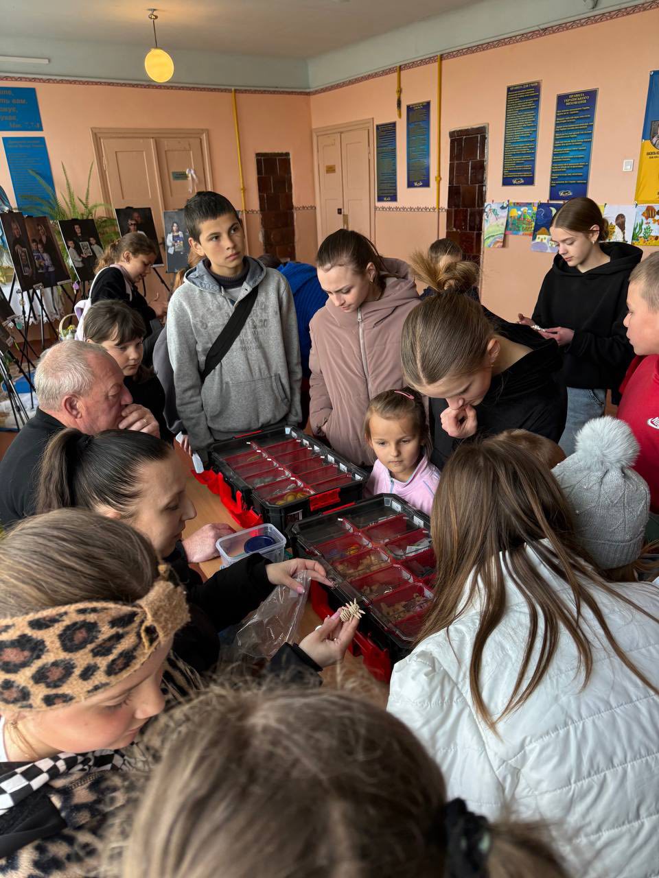 Фото до матеріалу: Нижньолукавицька школа поєднала освіту з волонтерством: виставка 3D-друку на користь ЗСУ
