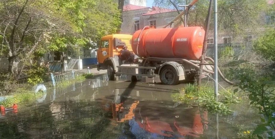 Фото до матеріалу: Енгельс у стоках: аварія на каналізаційному колекторі зупинила постачання води
