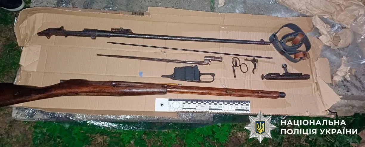 Фото до матеріалу: У Києві зловмисник налагодив «бізнес» з продажу трофейної зброї поштою