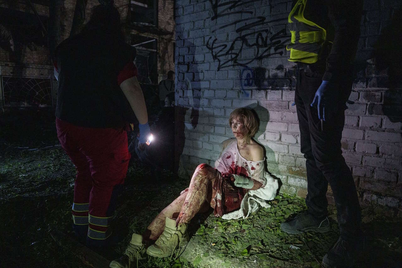 Фото до матеріалу: Ведмедиця їсть кашалота і ялинка у вогні: World Press Photo 2026
