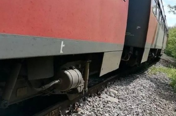 Фото до матеріалу: Півтонна авіабомба на колії в Білгородській області: поїзд сходив з рейок