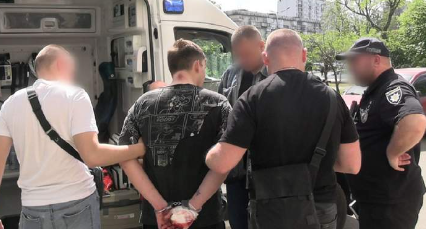 Фото до матеріалу: Трагедія на Оболоні: 22-річний хлопець загинув, вистрибнувши з вікна під час нападу
