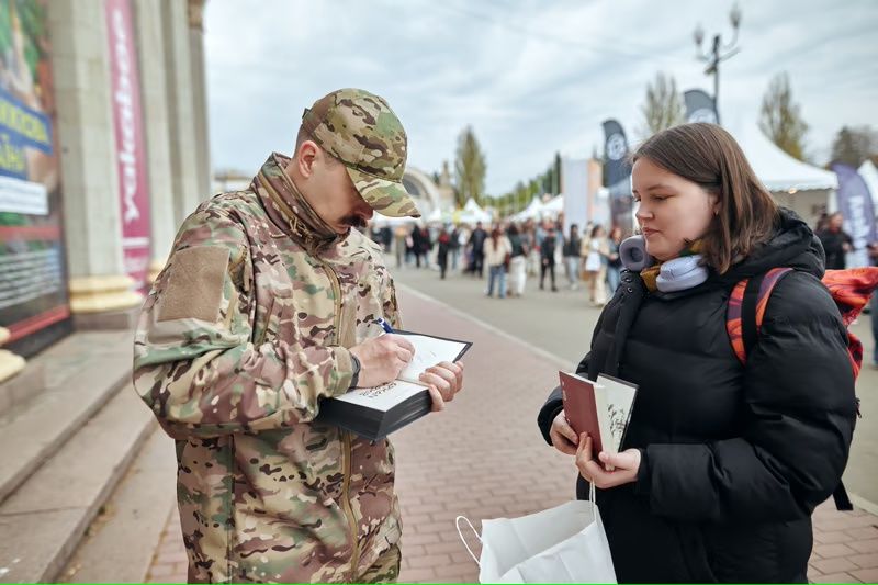 Фото до матеріалу: Попри негоду «Книжкова країна» на ВДНГ зібрала рекордні кошти для військових та сільських бібліотек