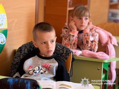 Фото до матеріалу: Поліцейський навчив учнів Новобузького району, як поводитися з незнайомцями